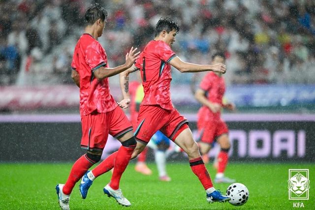 김민재(오른쪽)가 지난 10일 서울월드컵경기장에서 열린 10월 A매치 친선전 브라질전에서 드리블을 하고 있다. /사진=KFA