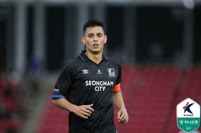 지난 12일에 열린 하나은행 K리그2 2025 34라운드 인천유나이티드전에서 스페셜 유니폼을 입고 경기에 나선 성남FC 공격수 후이즈. /사진=한국프로축구연맹