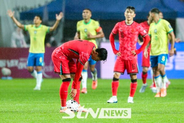 10일 서울 마포구 서울월드컵경기장에서 열린 남자 축구 국가대표 10월 A매치 친선전 대한민국과 브라질의 경기, 손흥민이 프리킥을 준비하고 있다. /사진=뉴시스