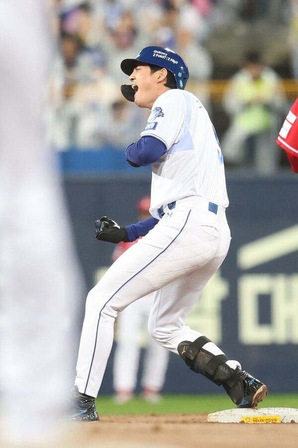 삼성 라이온즈 외야수 구자욱이 3일 대구 삼성라이온즈파크에서 열린 2025 신한 SOL뱅크 KBO 포스트시즌 준플레이오프(준PO·5전 3승제) 3차전 SSG 랜더스와의 경기에서 3회말 적시타를 때려낸 뒤 세리머니를 하고 있다. /사진=삼성 라이온즈