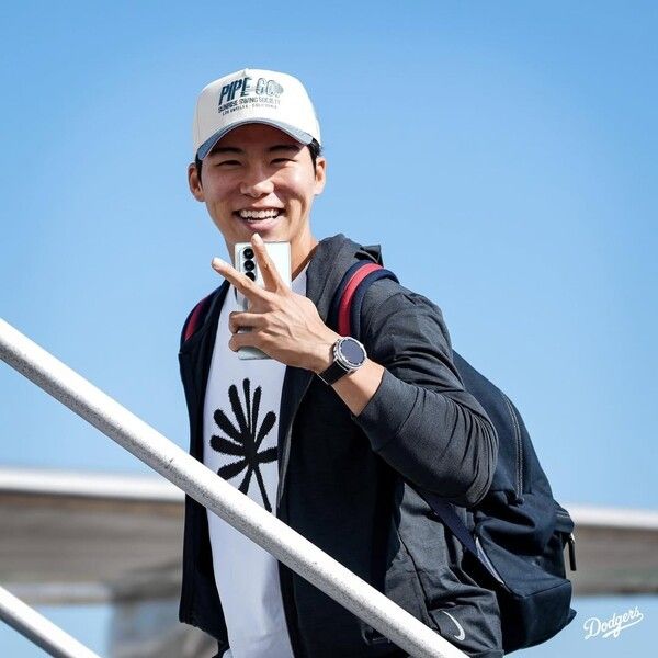 메이저리그 LA다저스 소속 내야수 김혜성이 13일(한국시각) 밀워키 브루어스와 내셔널리그 챔피언십 시리즈 경기를 위해 원정 비행기에 몸을 싣고 있다. 사진 | LA 다저스 공식 채널