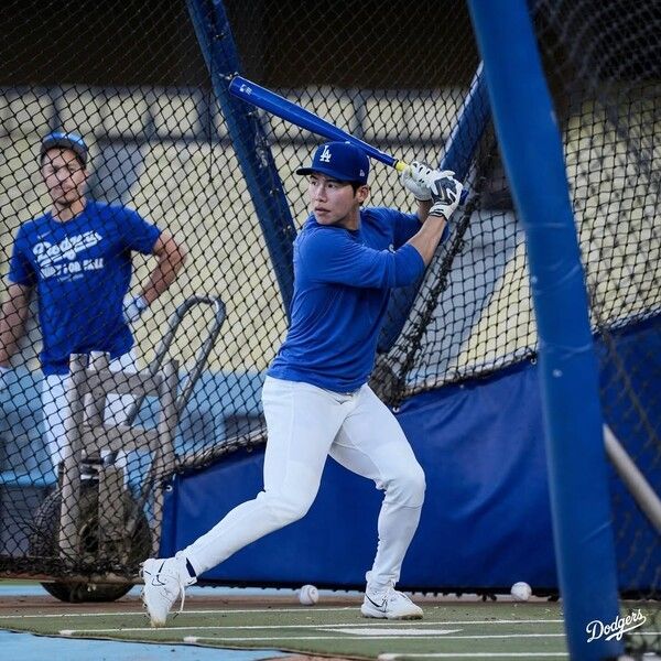 김혜성이 12일(한국시각) 미국 로스엔젤레스 다저스타디움에서 내셔널리그 챔피언십 시리즈를 대비해 공격 연습을 하고 있다. 사진 | LA 다저스 공식 채널
