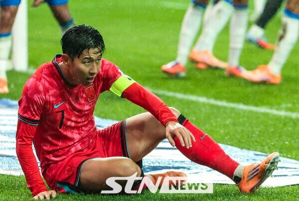 10일 서울 마포구 서울월드컵경기장에서 열린 남자 축구 국가대표 10월 A매치 친선전 대한민국과 브라질의 경기, 손흥민이 넘어져있다. /사진=뉴시스