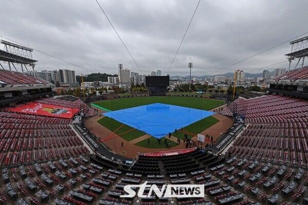 광주 북구 광주-기아챔피언스필드 그라운드가 방수포로 덮여 있다. 사진┃뉴시스