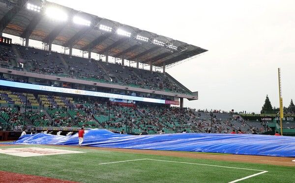 비가 내리는 인천 SSG랜더스필드. /사진=SSG 랜더스