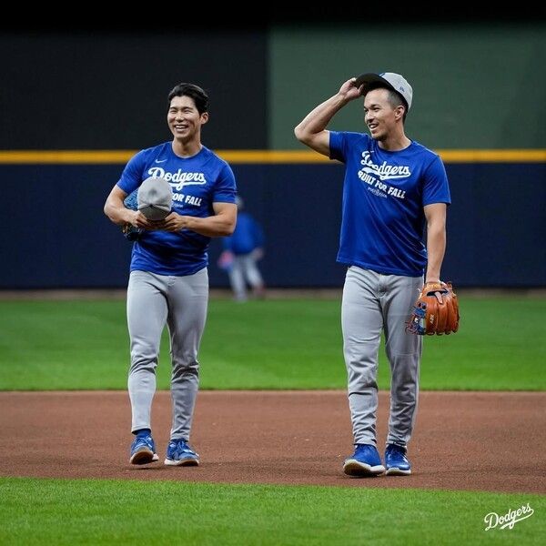김혜성과 토미 에드먼이 13일(한국시간) 밀워키 브루어스와 MLB 내셔널리그 챔피언십 시리즈 전 수비 훈련에 임하고 있다. 사진 | LA 다저스 공식 채널