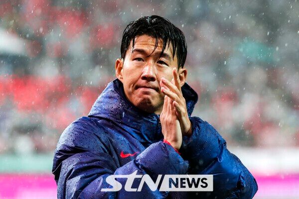 10일 서울 마포구 서울월드컵경기장에서 열린 남자 축구 국가대표 10월 A매치 친선전 대한민국과 브라질의 경기, 손흥민이 팬들에게 인사를 하고 있다. /사진=뉴시스