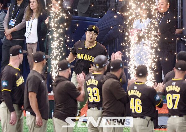 21일 서울 구로구 고척스카이돔에서 열린 2024 미국 메이저리그(MLB) 월드투어 서울시리즈 공식 개막전 샌디에이고 파드리스와 LA 다저스의 2차전 경기, 샌디에이고 김하성이 그라운드에 입장하고 있다. /사진=뉴시스/공동취재