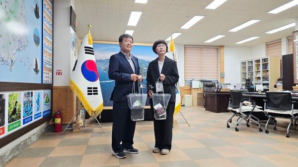 지난 13일 남한권 군수와 백정애 학과장이 업무협약을 마치고 기념 촬영을 하고 있다. /사진=한국열린사이버대학교