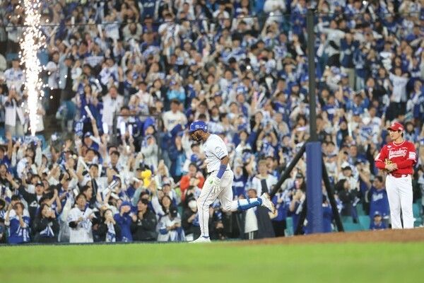 삼성은 14일 오후 6시 30분 대구 삼성라이온즈파크에서 열린 SSG 랜더스와 2025 신한 SOL 뱅크 KBO 포스트시즌(PS) 준플레이오프(준PO·5전 3선승제) 4차전을 5-2로 승리했다. 르윈 디아즈가 홈런을 치고 3루를 돌고 있다. /사진=삼성 라이온즈