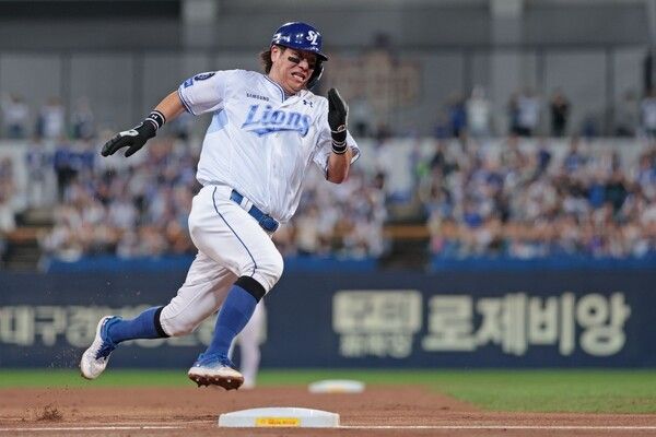 14일 오후 6시 30분 대구 삼성라이온즈파크에서 열린 SSG 랜더스와 2025 신한 SOL 뱅크 KBO 포스트시즌(PS) 준플레이오프(준PO·5전 3선승제) 4차전에 출전한 강민호가 홈으로 쇄도하고 있다. /사진=삼성 라이온즈