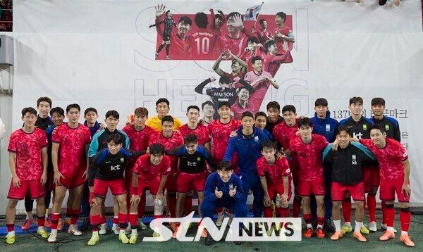 14일 오후 서울 마포구 서울월드컵경기장에서 열린 하나은행 초청 축구국가대표팀 친선경기 대한민국과 파라과이의 경기에서 대한민국이 파라과이를 2-0으로 승리를 거뒀다. 대한민국 선수들이 팬들과 기념촬영을 하고 있다. /사진=뉴시스