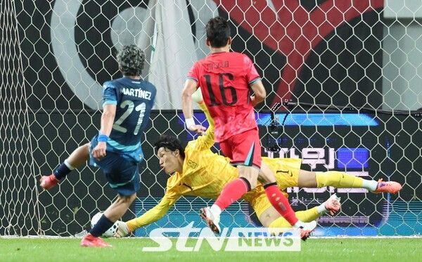 14일 오후 서울 마포구 서울월드컵경기장에서 열린 하나은행 초청 축구국가대표팀 친선경기 한국과 파라과이의 경기 전반전, 한국 골키퍼 김승규가 파라과이 로날도 마르테네스의 슛을 막아내고 있다. /사진=뉴시스