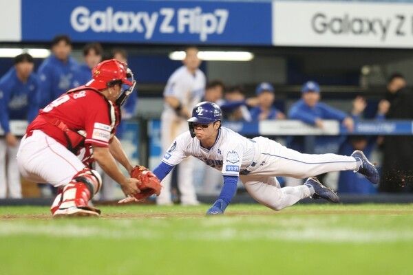 14일 오후 6시 30분 대구 삼성라이온즈파크에서 열린 SSG 랜더스와 2025 신한 SOL 뱅크 KBO 포스트시즌(PS) 준플레이오프(준PO·5전 3선승제) 4차전 6회말 1사 1, 2루에서 김성윤이 홈으로 쇄도하고 있다. /사진=삼성 라이온즈