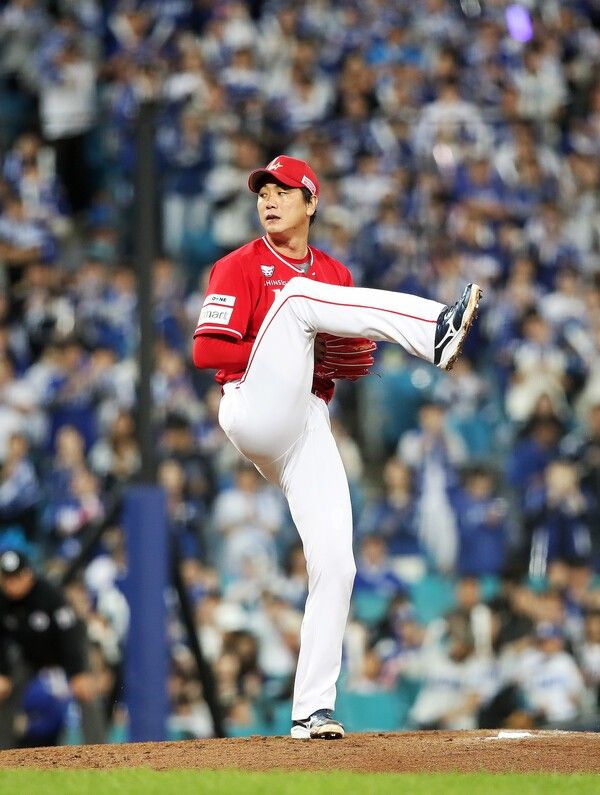 14일 오후 6시 30분 대구 삼성라이온즈파크에서 열린 삼성 라이온즈와 2025 신한 SOL 뱅크 KBO 포스트시즌(PS) 준플레이오프(준PO·5전 3선승제) 4차전 선발 등판해 5이닝 1피안타 1실점 3볼넷 5탈삼진을 기록한 투수 김광현. /사진=SSG 랜더스