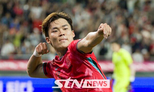 14일 오후 서울 마포구 서울월드컵경기장에서 열린 하나은행 초청 축구국가대표팀 친선경기 대한민국과 파라과이의 경기 후반 대한민국 오현규가 추가골을 넣고 세리머니를 하고 있다. /사진=뉴시스