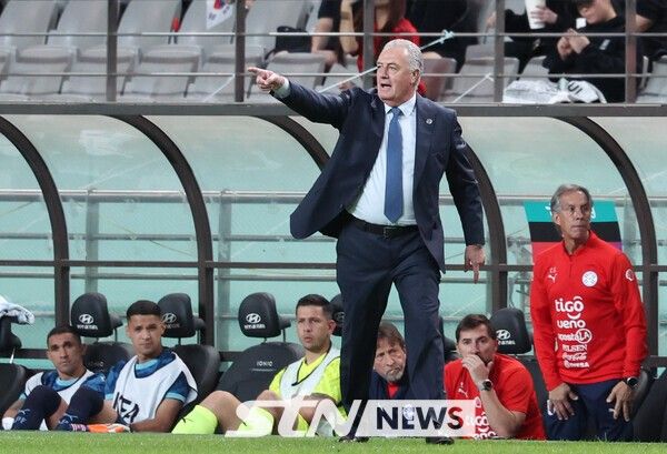 14일 오후 서울 마포구 서울월드컵경기장에서 열린 하나은행 초청 축구국가대표팀 친선경기 대한민국과 파라과이의 경기 후반전, 파라과이 구스타보 알파로 감독이 선수들에게 지시를 하고 있다. /사진=뉴시스