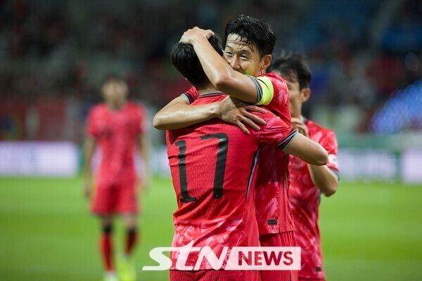 14일 오후 서울 마포구 서울월드컵경기장에서 열린 하나은행 초청 축구국가대표팀 친선경기 대한민국과 파라과이의 경기. 전반 대한민국 엄지성이 선취골을 넣고 손흥민과 기뻐하고 있다. /사진=뉴시스