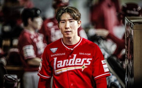 14일 오후 6시 30분 대구 삼성라이온즈파크에서 열린 삼성 라이온즈와 2025 신한 SOL 뱅크 KBO 포스트시즌(PS) 준플레이오프(준PO·5전 3선승제) 4차전 8회초 적시타로 동점을 만든 박성한. /사진=SSG 랜더스