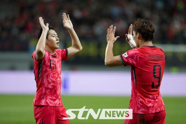 14일 오후 서울 마포구 서울월드컵경기장에서 열린 하나은행 초청 축구국가대표팀 친선경기 대한민국과 파라과이의 경기 후반 대한민국 오현규가 추가골을 넣고 세리머니를 하고 있다. /사진=뉴시스