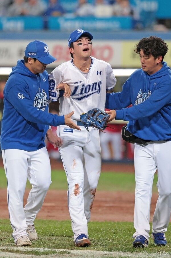 13일 오후 6시 30분 대구 삼성라이온즈파크에서 SSG 랜더스와 2025 신한 SOL 뱅크 KBO 포스트시즌(PS) 준플레이오프(준PO·5전 3선승제) 3차전에 출전한 삼성 김영웅이 경기 도중 허리 통증을 호소하고 있다. /사진=삼성 라이온즈