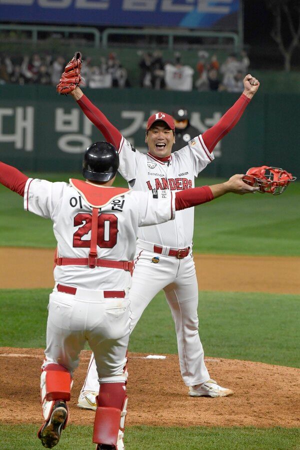 김광현이 지난 2022년 한국시리즈 6차전에서 경기 마무리 후 이재원과 얼싸안으며 세리머니를 펼치고 있다. 사진 | SSG 랜더스&nbsp;