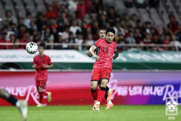 14일 오후 서울 마포구 서울월드컵경기장에서 열린 하나은행 초청 축구국가대표팀 친선경기 한국과 파라과이의 경기 후반 이강인이 오현규의 추가골을 만드는 패스를 구사하고 있다. /사진=KFA