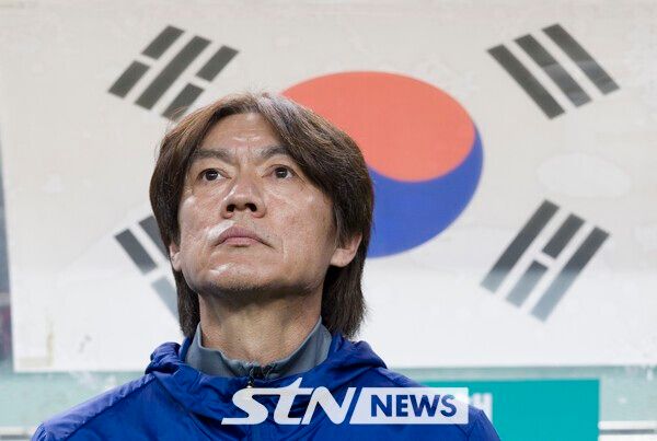 홍명보 대한민국 축구 국가대표팀 감독이 14일 오후 서울 마포구 서울월드컵경기장에서 열린 하나은행 초청 축구국가대표팀 친선경기 대한민국과 파라과이의 경기 시작 전 경기장을 바라보고 있다. /사진=뉴시스