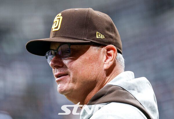 20일 오후 서울 고척스카이돔에서 미국프로야구(MLB) 공식 개막전 LA다저스 대 샌디에이고 파드리스 경기에 앞서 샌디에이고 파드리스 마이크 실트 감독이 훈련을 지켜보고 있다. /사진=뉴시스