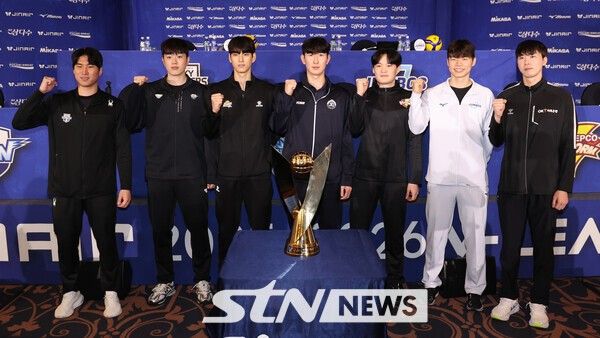 15일 서울 호텔리베라 청담 베르사이유홀에서 열린 진에어 2025~2026 V-리그 남자부 미디어데이에서 각 구단 선수들이 기념촬영을 하고 있다. /사진=뉴시스