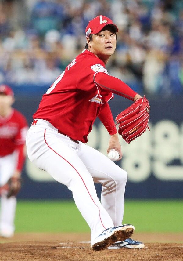 SSG 랜더스 투수 김광현이 14일 대구 삼성라이온즈파크에서 벌어진 2025 신한 SOL뱅크 KBO 포스트시즌 준플레이오프(준PO·5전3선승제) 4차전에서 삼성 라이온즈를 상대로 역투를 펼치고 있다. /사진=SSG 랜더스