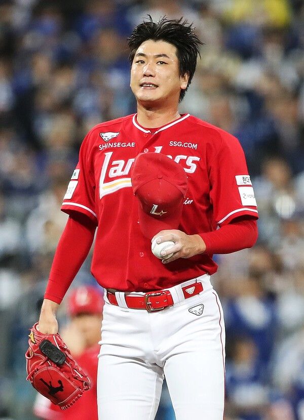 지난 14일 오후 6시 30분 대구 삼성라이온즈파크에서 열린 삼성 라이온즈와 2025 신한 SOL 뱅크 KBO 포스트시즌(PS) 준플레이오프(준PO·5전 3선승제) 4차전 선발 등판해 5이닝 1피안타 1실점 3볼넷 5탈삼진을 기록한 투수 김광현. /사진=SSG 랜더스