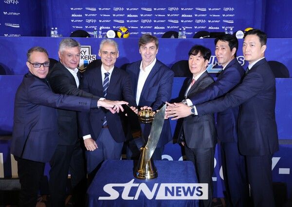 15일 서울 호텔리베라 청담 베르사이유홀에서 열린 진에어 2025~2026 V-리그 남자부 미디어데이에서 각 구단 감독과 선수들이 기념촬영을 하고 있다. 왼쪽부터 마우리시오 파에스 우리카드 감독, 헤난 달 조토 대한항공 감독, 레오나르도 카르발류 KB손해보험 감독, 필립 블랑 현대캐피탈 감독, 신영철 OK저축은행 감독, 권영민 한국전력 감독, 김상우 삼성화재 감독. /사진=뉴시스