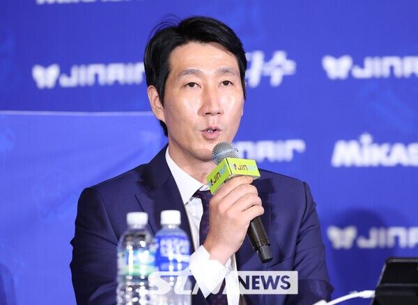 권영민 한국전력 감독이 15일 서울 호텔리베라 청담 베르사이유홀에서 열린 진에어 2025~2026 V-리그 남자부 미디어데이에서 출사표를 발표하고 있다. /사진=뉴시스