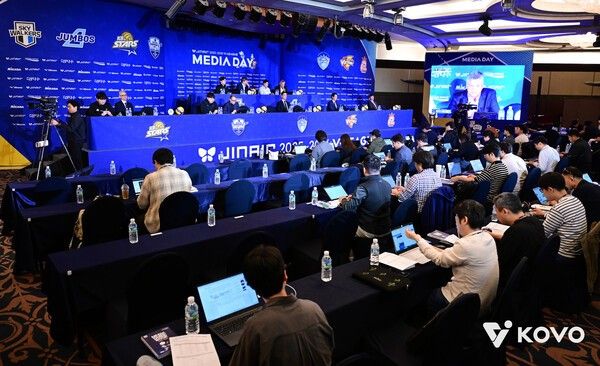 15일 오후 서울 호텔리베라 청담에서 진에어 2025~2026시즌 V리그 남자부 7개 구단이 참석한 가운데 시즌 시작을 알리는 미디어데이가 열렸다. 남자부 7개 구단 감독이 참석해 질의응답을 하고 있다. /사진=KOVO