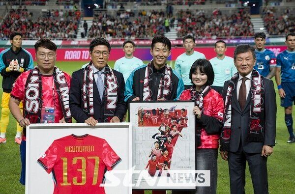 한국 남자 선수 A매치 최다 출전한 손흥민이 14일 오후 서울 마포구 서울월드컵경기장에서 열린 하나은행 초청 축구국가대표팀 친선경기 한국과 파라과이의 경기 시작 전 차범근 전 감독에게 기념 유니폼을 전달받고 기념촬영을 하고 있다. 손흥민은 지난 10일 브라질전에 개인 통산 137번째 A매치에 출전했다. 차범근 전 대표팀 감독, 홍명보 대표팀 감독(이상 136경기)을 제치고 한국 남자 축구 역사상 최다 출전 기록 보유자가 됐다. 2010년 12월 시리아전 데뷔 이후 15년 만이다. /사진=뉴시스