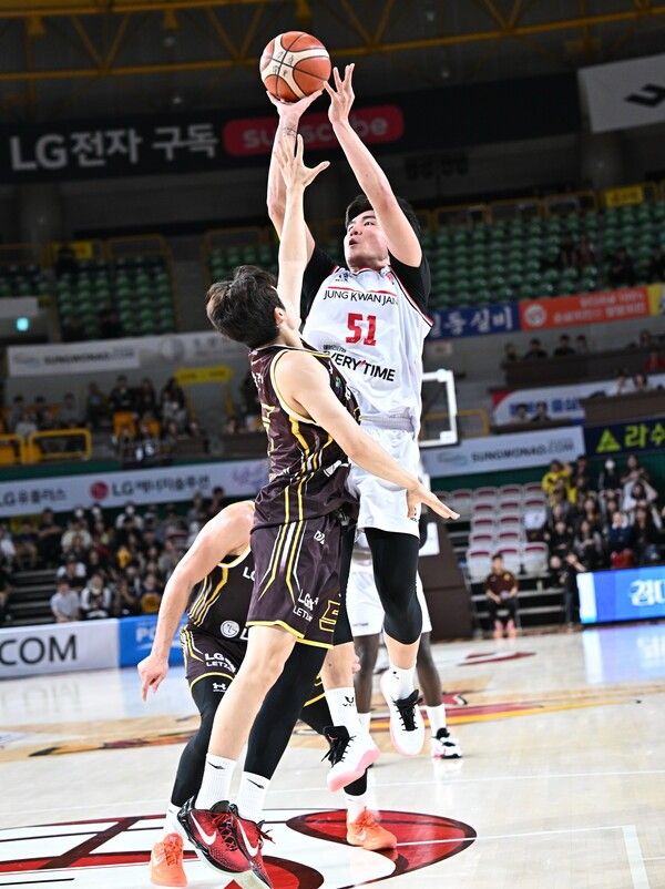 슛을 쏘는 안양 정관장 한승희. /사진=KBL