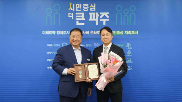 내년 프로축구 K리그2에 진출하는 파주시민축구단 단장에 선임된 황보관 신임단장(우)과 김경일 파주시장(좌). /사진=파주시민축구단