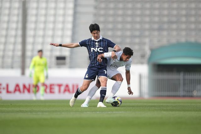 서울이랜드 수비수 배진우(왼쪽)과 부산아이파크 공격수 페신이 지난 5월에 열린 하나은행 K리그2 2025 14라운드에서 경합하고 있다.&nbsp;/사진=한국프로축구연맹