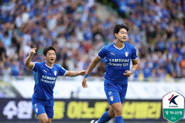 수원삼성 공격수 김현(오른쪽). /사진=한국프로축구연맹