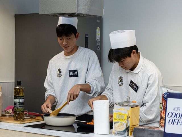 ‘쿡 오프(Cook-off)’ 이벤트에 나선 서진석(왼쪽)과 손혁찬/사진=서울이랜드
