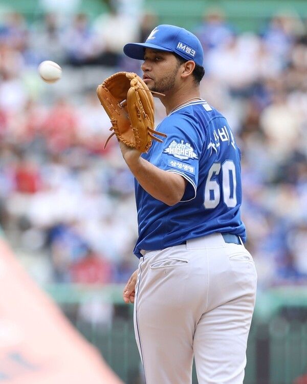 삼성 헤르손 가라비토가 지난 11일 문학구장에서 열린 SSG와 준PO 2차전에서 선발로 나서 포수에게 공을 받고 있다. /사진= 삼성 라이온즈