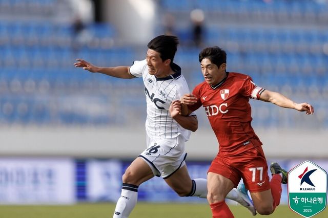 서울이랜드 공격수 변경준(왼쪽)과 부산아이파크 수비수 장호익이 지난 4월에 열린 하나은행 K리그2 2025 7라운드에서 경합하고 있다. /사진=한국프로축구연맹