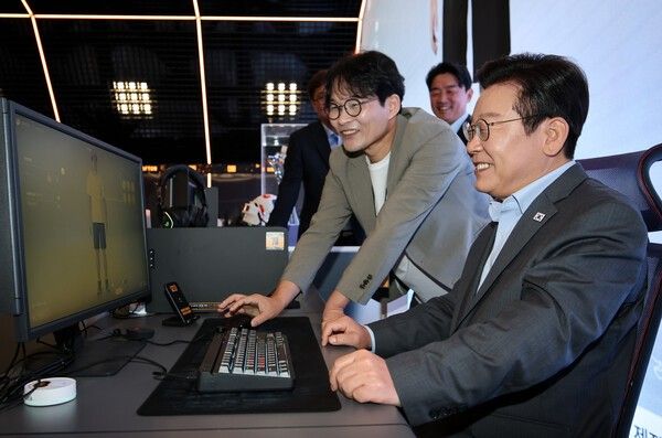 지난 15일 이재명 대통령이서울 성동구 펍지 성수에서 열린 K-게임 현장 간담회에서 '크래프톤' 신작 게임 '인조이' 체험을 하고 있다. /사진=뉴시스