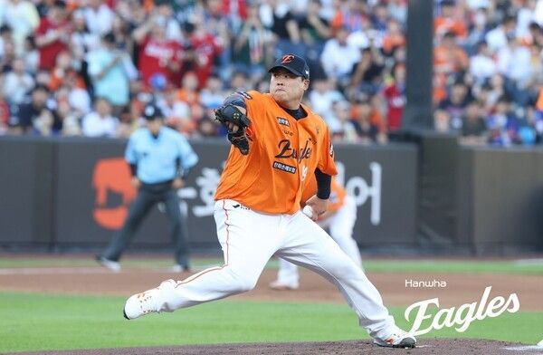 17일 오후 6시 30분부터 대전 한화생명볼파크에서 열리는 2025 신한 SOL뱅크 한국야구위원회(KBO) 포스트시즌(PS) 플레이오프(PO·5전3선승제) 시리즈를 앞둔 한화 이글스 투수 류현진. /사진=한화 이글스