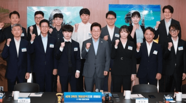 지난 15일 이재명 대통령이 국내 게임사 크래프톤의 게임·문화 플랫폼 ‘펍지 성수’에서 열린 K-게임 현장 간담회에서 참석자들과 기념촬영을 하고 있다. /사진=대통령실통신사진기자단