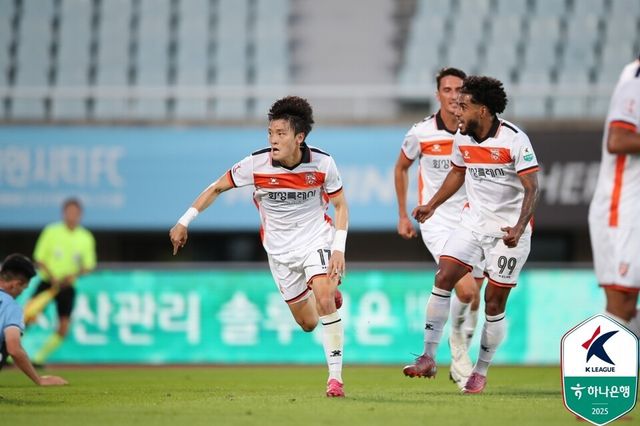 화성FC 수비수 임창석(왼쪽). /사진=한국프로축구연맹