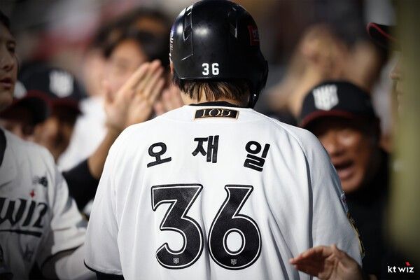 오재일이 지난해 9월 28일 키움전에서 홈런을 치고 더그아웃에서 세리머니를 펼치고 있다. /사진=KT 위즈