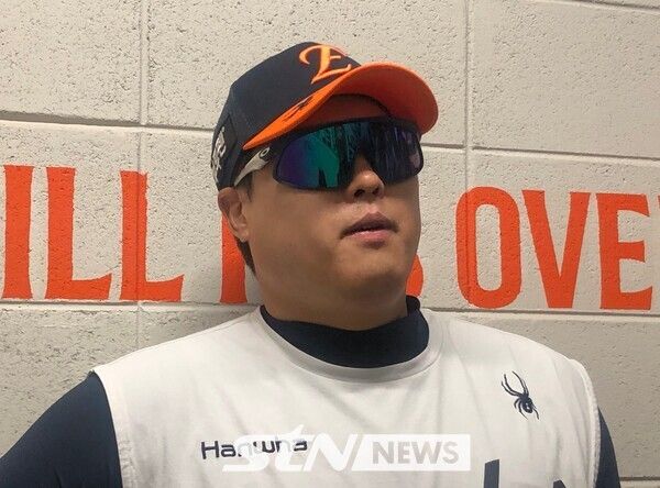 한화 이글스와 삼성 라이온즈가 17일 오후 6시 30분 대전 한화생명볼파크에서 열리는 2025 신한 SOL뱅크 한국야구위원회(KBO) 포스트시즌(PS) 플레이오프(PO·5전3선승제) 1차전 경기를 앞두고 있는 가운데, 한화 투수 류현진이 같은 날 인터뷰에 임하고 있다. /사진(대전)=이형주 기자