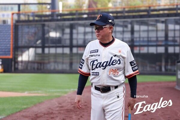 17일 오후 6시 30분 대전 한화생명볼파크에서 열리는 2025 신한 SOL뱅크 한국야구위원회(KBO) 포스트시즌(PS) 플레이오프(PO·5전3선승제) 1차전 경기를 앞두고 있는 한화 이글스 김경문 감독. /사진=한화 이글스